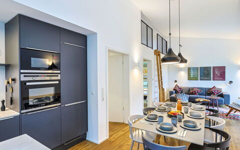 Abenteuerland: Design Intérieur, Sol, Meubles, Plafond, Cuisine, Sol, Pièce, Parquet, Comptoir, Éclairage