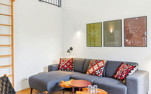 Freiraum: Meubles, Design Intérieur, Sol, Mur, Canapé, Sol, Salon, Bois, Pièce, Domicile
