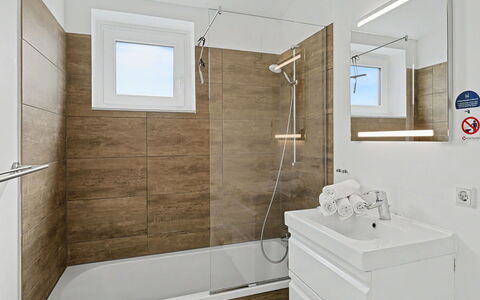 Familiennest: Sol, Mur, Luminaire Plomberie, Sol, Salle De Bains, Baignoire, Design Intérieur, Plomberie, Robinet, Évier