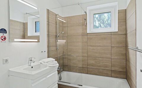 Lichtblick: Salle De Bains, Sol, Luminaire Plomberie, Design Intérieur, Sol, Baignoire, Plomberie, Robinet, Évier, Toilette