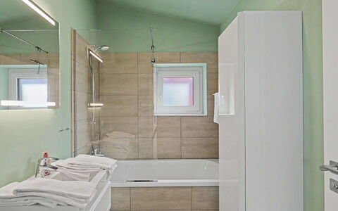 Seeufer Lodge: Design Intérieur, Salle De Bains, Sol, Sol, Luminaire Plomberie, Mur, Évier, Armoire De Toilette, Meubles, Plafond