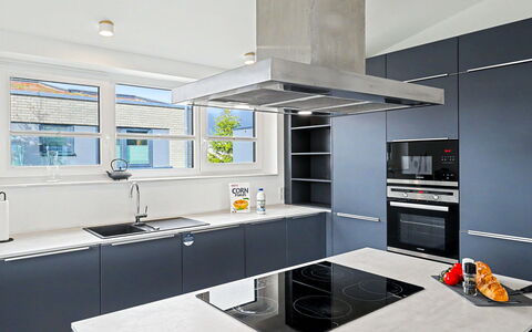 Dümmersee Lodge: Cuisine, Appareil De Cuisine, Comptoir, Cabinetry, Principaux Appliance, Sol, Design Intérieur, Électroménager, Cuisinière, Plafond