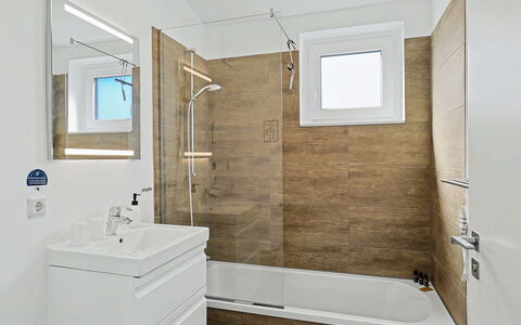 Lille Klit (325): Sol, Luminaire Plomberie, Sol, Salle De Bains, Baignoire, Plomberie, Robinet, Tuile, Évier, Armoire De Toilette