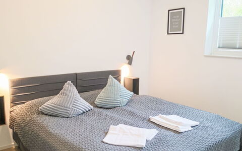Strandnah 131 (Seenähe): Lit, Meubles, Chambre, Literie, Sol, Design Intérieur, Drap De Lit, Sol, Bois, Linge