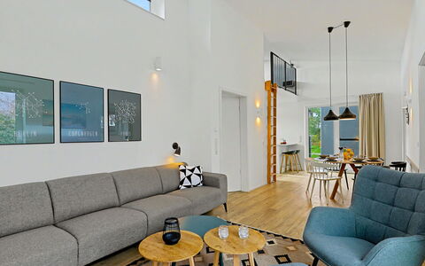 Strandnah 131: Meubles, Design Intérieur, Sol, Canapé, Sol, Mur, Salon, Bois, Plafond, Pièce