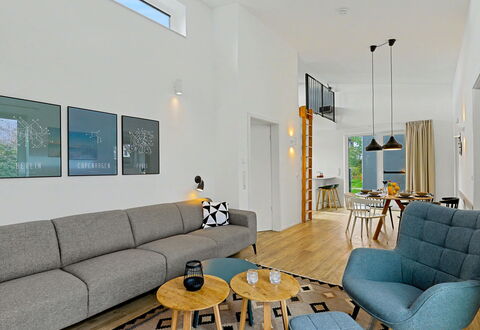 Strandnah 131: Meubles, Design Intérieur, Sol, Canapé, Sol, Mur, Salon, Bois, Plafond, Pièce