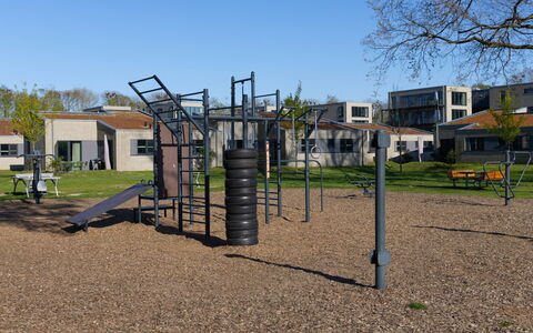 Zwischen Den Hügeln (153): Espace Public, Établissements Humains, Toboggan, Équipement Extérieur Play, Ombre, Chute, Terrain De Jeux, Parc
