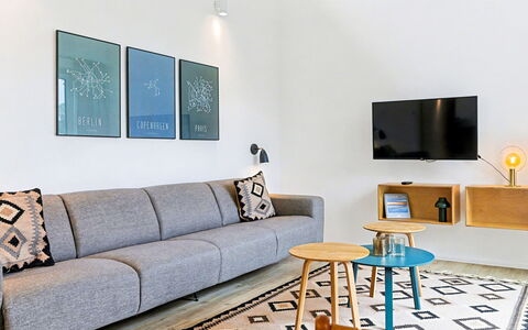 Favola: Meubles, Design Intérieur, Sol, Mur, Canapé, Salon, Sol, Bois, Table, Pièce