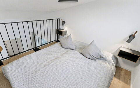 Favola: Design Intérieur, Lit, Chambre, Meubles, Sol, Sol, Mur, Bois, Pièce, Literie
