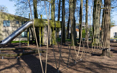 Schulenburg (137): Toboggan, Arbre, Équipement Extérieur Play, Espace Public, Chute, Établissements Humains, Terrain De Jeux, Des Loisirs, Parc, Ombre