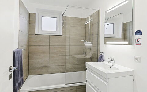 Sonnenwiese: Sol, Salle De Bains, Sol, Luminaire Plomberie, Design Intérieur, Plomberie, Baignoire, Toilette, Armoire De Toilette, Robinet