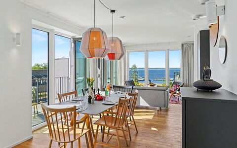 Penthouse Seevibes: Meubles, Bois, Sol, Design Intérieur, Sol, Table Cuisine Et Salle A Manger, Table, Chaise, Parquet, Salle À Manger