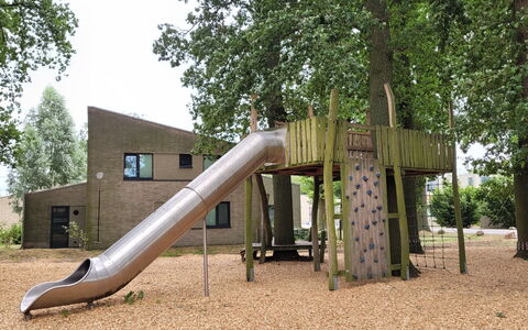 Seeperle: Toboggan, Espace Public, Chute, Équipement Extérieur Play, Parc, Ombre, Jardin, Pelouse, Terrain De Jeux, Cour