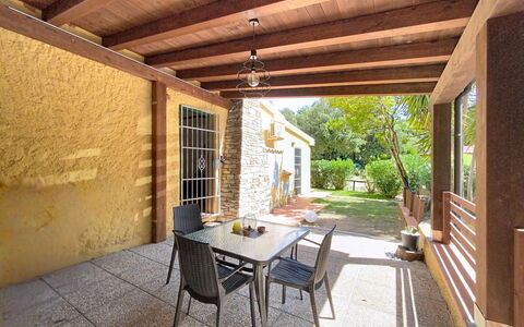 Your Tuscan Retreat: Bois, Meubles, Sol, Porche, Mobilier De Jardin, Sol, Porte, Domicile, Ombre, Recours