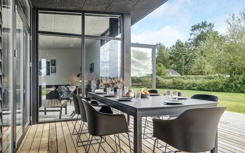 Emelina - 300M from the Sea: Appartement, Ombre, Balcon, Chaise, Clôture, Mobilier De Jardin, Aluminium, Gazon Artificiel