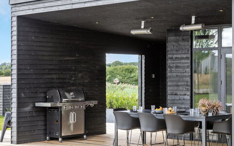 Emelina - 300M from the Sea: Appartement, Ombre, Balcon, Chaise, Clôture, Mobilier De Jardin, Aluminium, Gazon Artificiel