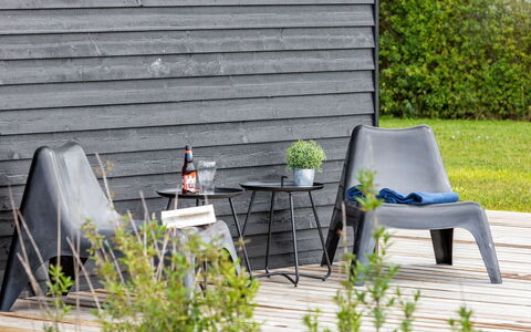 Emelina - 300M from the Sea: Appartement, Ombre, Balcon, Chaise, Clôture, Mobilier De Jardin, Aluminium, Gazon Artificiel