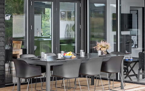 Emelina - 300M from the Sea: Appartement, Ombre, Balcon, Chaise, Clôture, Mobilier De Jardin, Aluminium, Gazon Artificiel