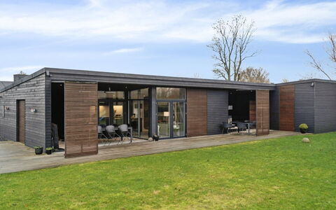 Emelina - 300M from the Sea: Appartement, Ombre, Balcon, Chaise, Clôture, Mobilier De Jardin, Aluminium, Gazon Artificiel