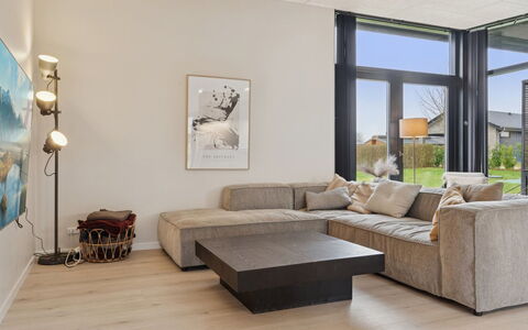 Emelina - 300M from the Sea: Appartement, Ombre, Balcon, Chaise, Clôture, Mobilier De Jardin, Aluminium, Gazon Artificiel