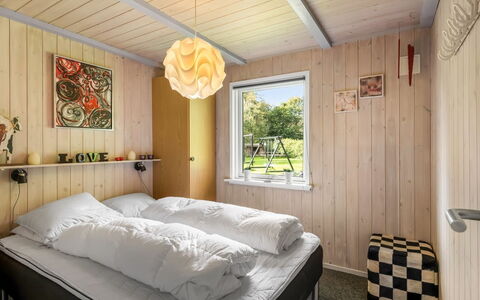 Vilhelm - 10Km from the Sea: Bois, Chambre, Meubles, Design Intérieur, Lit, Drap De Lit, Literie, Cadre De Lit, Tache De Bois, Oreiller
