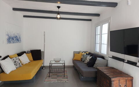 Les Pins: Meubles, Design Intérieur, Sol, Canapé, Sol, Mur, Bois, Salon, Pièce, Éclairage