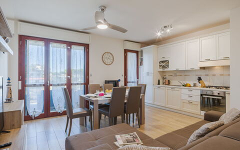 Appartamento Alice: Porte, Domicile, Chalet, Batiments Jardin, Ombre, Jardin, Pelouse, Porche, Cour