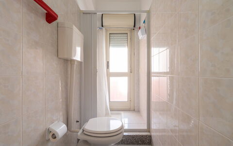 Carigi: Sol, Mur, Sol, Siège De Toilette, Luminaire Plomberie, Salle De Bains, Toilette, Design Intérieur, Plomberie, Évier