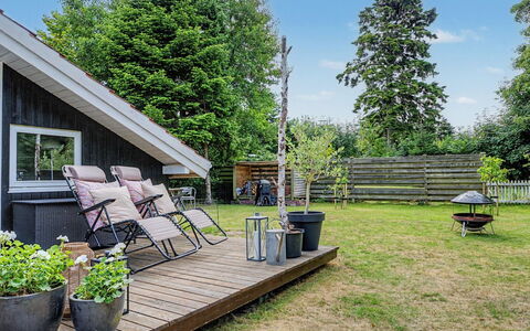 Lirim - 400M from the Sea: Chalet, Arrière-Cour, Cour, Batiments Jardin, Cabanon, Siding, Mobilier De Jardin, Cabane En Rondins, Structure En Plein Air, Cabane