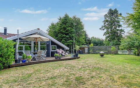 Lirim - 400M from the Sea: Chalet, Arrière-Cour, Cour, Batiments Jardin, Cabanon, Siding, Mobilier De Jardin, Cabane En Rondins, Structure En Plein Air, Cabane