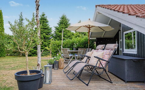 Lirim - 400M from the Sea: Bois, Mobilier De Jardin, Meubles, Pot De Fleur, Chaise, Jardin, Tableau De Plein Air, Porche, Ombre