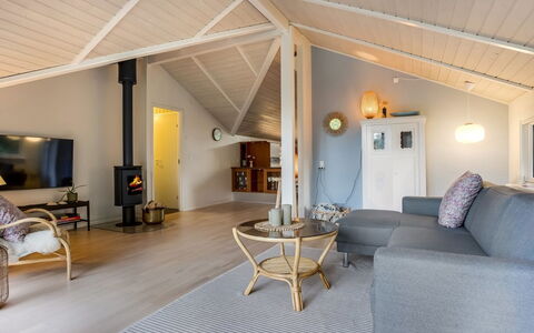 Lirim - 400M from the Sea: Design Intérieur, Sol, Bois, Plafond, Meubles, Sol, Salon, Canapé, Parquet, Éclairage