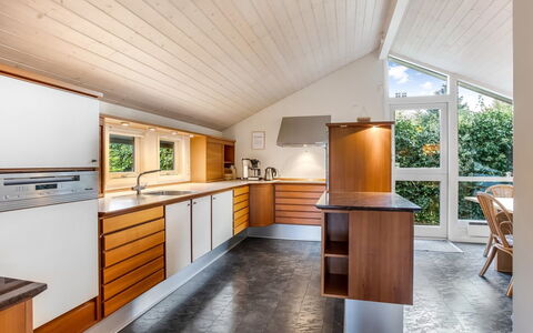 Lirim - 400M from the Sea: Design Intérieur, Sol, Bois, Plafond, Cuisine, Sol, Comptoir, Cabinetry, Meubles, Domicile