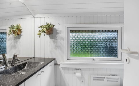 Lirim - 400M from the Sea: Mur, Design Intérieur, Luminaire Plomberie, Plafond, Plomberie, Robinet, Évier, Salle De Bains, Verre