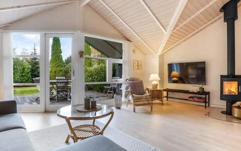 Lirim - 400M from the Sea: Chalet, Arrière-Cour, Cour, Batiments Jardin, Cabanon, Siding, Mobilier De Jardin, Cabane En Rondins, Structure En Plein Air, Cabane
