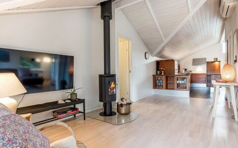 Lirim - 400M from the Sea: Chalet, Arrière-Cour, Cour, Batiments Jardin, Cabanon, Siding, Mobilier De Jardin, Cabane En Rondins, Structure En Plein Air, Cabane