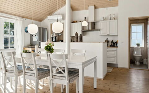 Dietke - 85M from the Sea: Meubles, Sol, Design Intérieur, Bois, Plafond, Sol, Luminaire, Parquet, Table Cuisine Et Salle A Manger, Salle À Manger