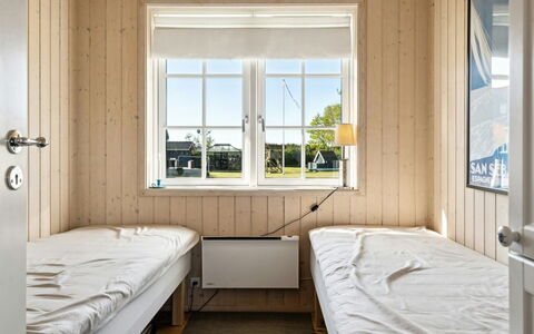 Dietke - 85M from the Sea: Bois, Sol, Planche, Dur, Tache De Bois, Chambre, Daylighting, Lit, Conception, Cadre De Lit