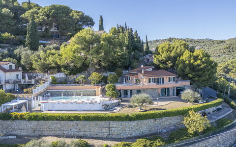 Villa Caroline, Private Pool and Seaview: Arbre, Maison, Zone Résidentielle, Architecture, Domicile, Biens, Établissements Humains, Recours, Manoir, Côte