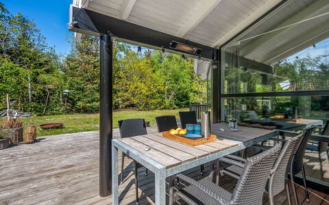 Edvard - 300M from the Sea: Meubles, Chaise, Table, Porche, Ombre, Mobilier De Jardin, Plafond, Plate-Forme, Table Cuisine Et Salle A Manger, Verre