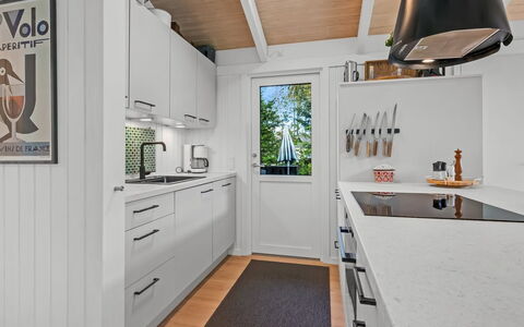Edvard - 300M from the Sea: Cuisine, Appareil De Cuisine, Comptoir, Sol, Principaux Appliance, Design Intérieur, Bois, Cabinetry, Sol, Électroménager