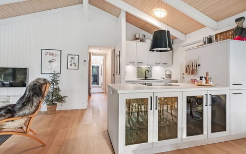 Edvard - 300M from the Sea: Design Intérieur, Sol, Bois, Meubles, Plafond, Cuisine, Luminaire, Comptoir, Sol, Cabinetry
