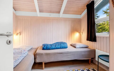Edvard - 300M from the Sea: Bois, Design Intérieur, Sol, Plafond, Sol, Chambre, Lit, Meubles, Pièce, Tache De Bois