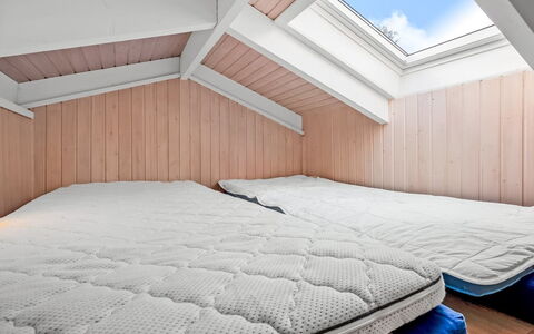 Edvard - 300M from the Sea: Bois, Chambre, Linge, Sol, Plafond, Lit, Drap De Lit, Literie, Tache De Bois, Grenier
