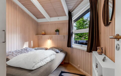 Edvard - 300M from the Sea: Design Intérieur, Bois, Chambre, Lit, Sol, Sol, Plafond, Meubles, Pièce, Drap De Lit
