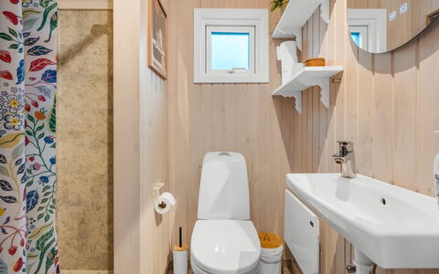 Edvard - 300M from the Sea: Bois, Luminaire Plomberie, Sol, Salle De Bains, Toilette, Siège De Toilette, Design Intérieur, Sol, Lavabo, Évier