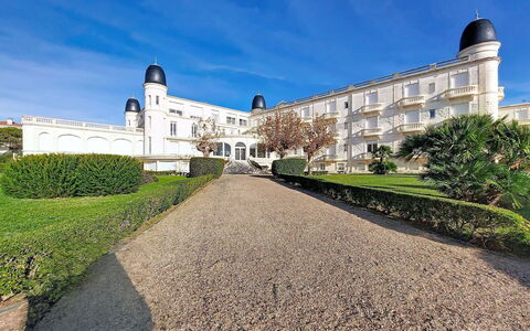 Le Golf: Zone Résidentielle, Maison, Domicile, Toit, Biens, Chalet, Balcon, Banlieue, Jardin, Village