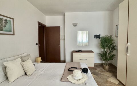 Casa Paola-connessione Starlink: Lit, Meubles, Design Intérieur, Chambre, Sol, Sol, Mur, Drap De Lit, Bois, Literie