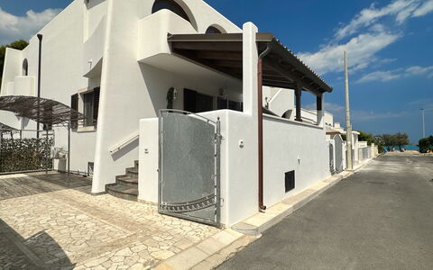 Casa Paola-connessione Starlink: Composite, Béton, Ombre, Balcon, Porte, Daylighting, Plâtre, Clôture, Escaliers, Villa