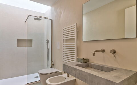 Casa Vita Bella: Salle De Bains, Sol, Sol, Luminaire Plomberie, Mur, Design Intérieur, Évier, Toilette, Lavabo, Robinet